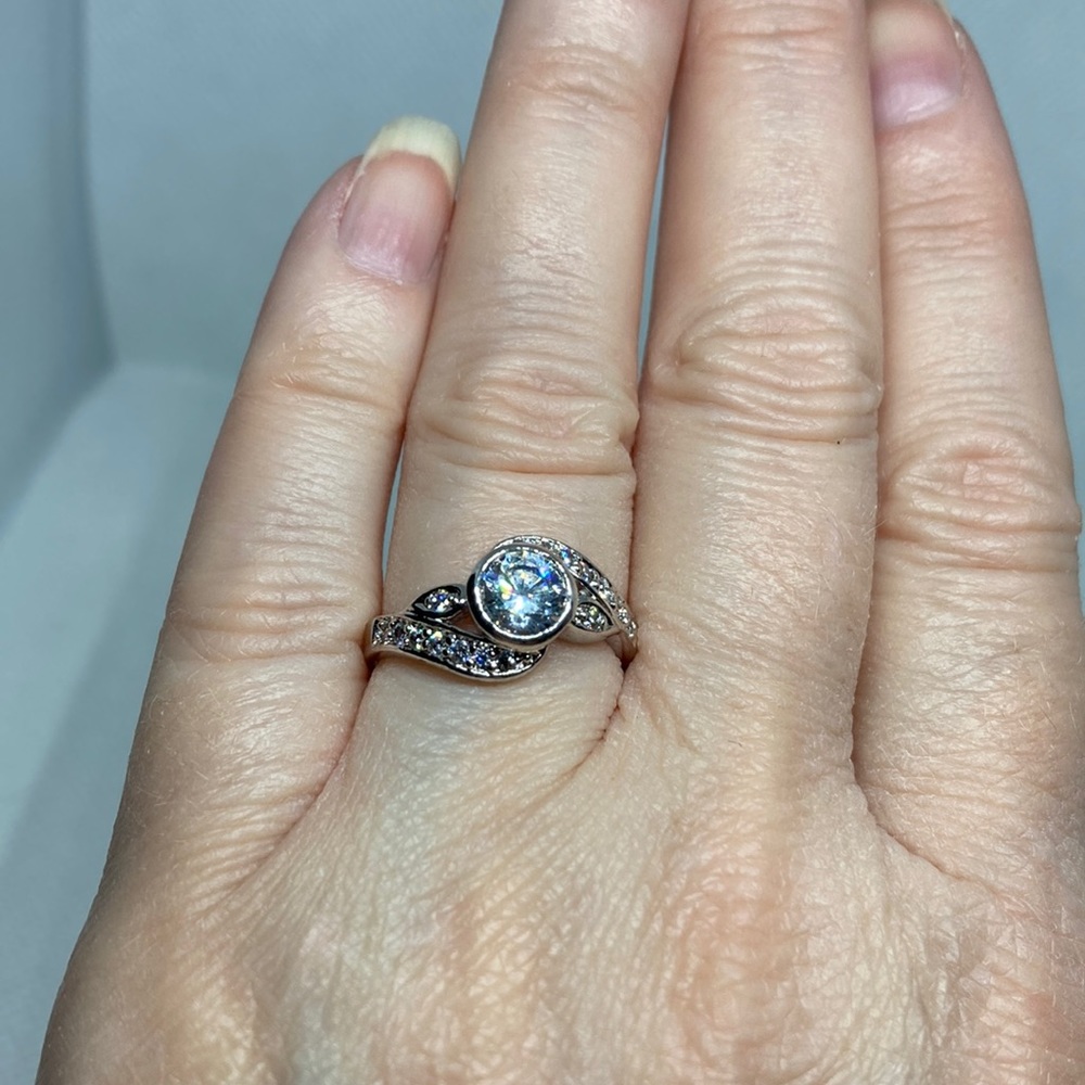 *Simulated Diamond New Round Cut Stone’s in Silvertone Size 7 Ring J83